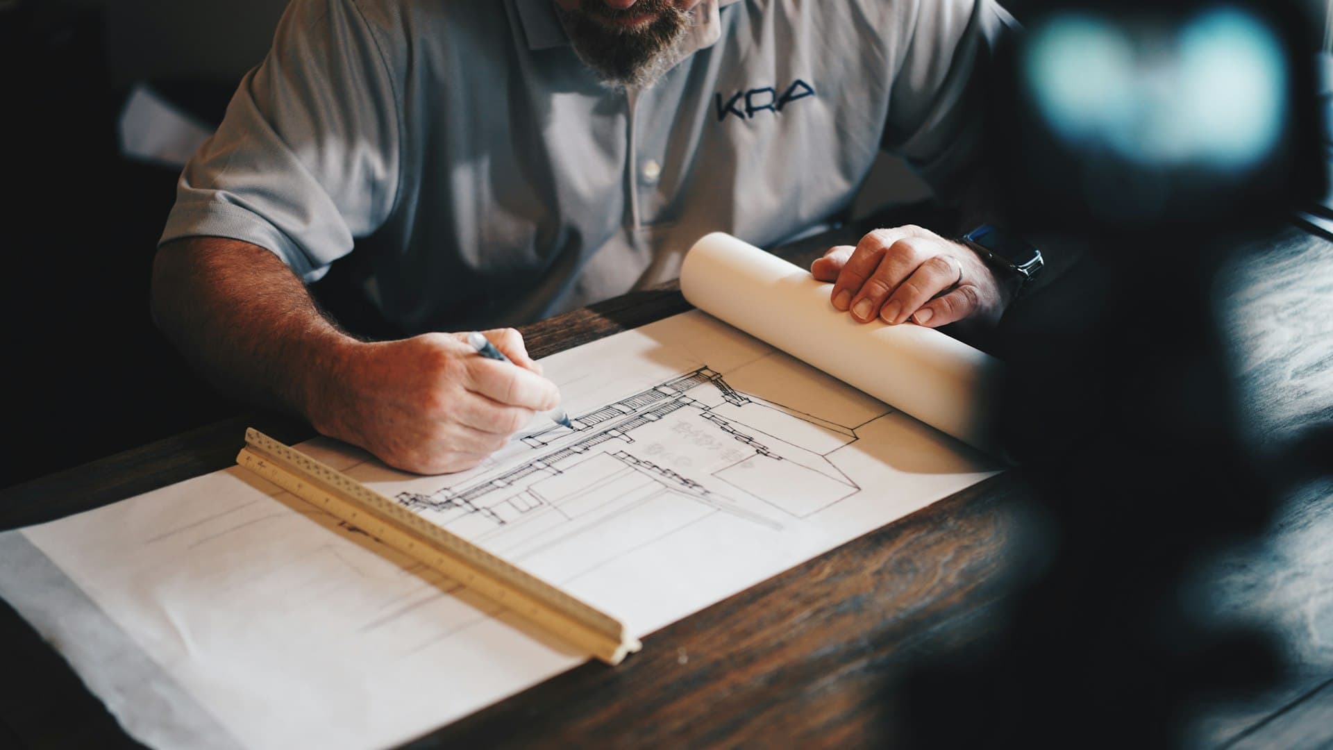 رسومات هندسية تنفيذية ومخططات تفصيلية على طاولة عمل المهندسين